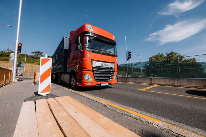 Ilustračný obrázok k článku Poškodený CHODNÍK na Cabajskom moste: ŽUPA ho chcela UZAVRIEŤ