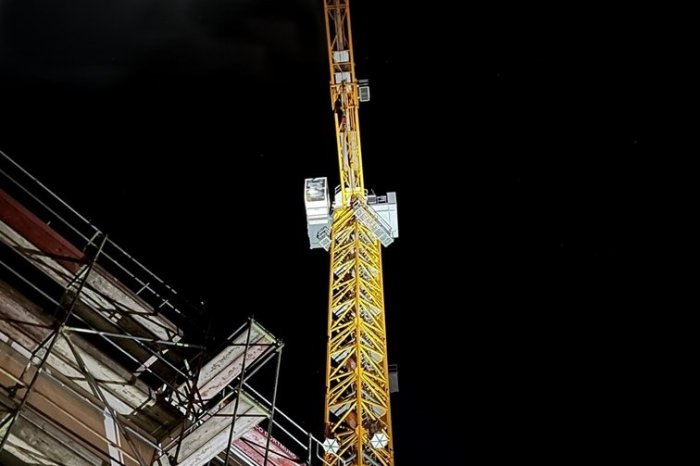 Ilustračný obrázok k článku OPITÝ muž v noci len v TRENÍRKACH vyliezol na žeriav: Myslel si, že je žeriavnik