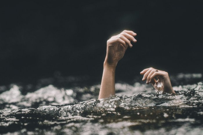 Ilustračný obrázok k článku Mladý hrdina: Chlapec (†16) skočil do vody pomôcť TOPIACIM sa, sám pri tom ZOMREL