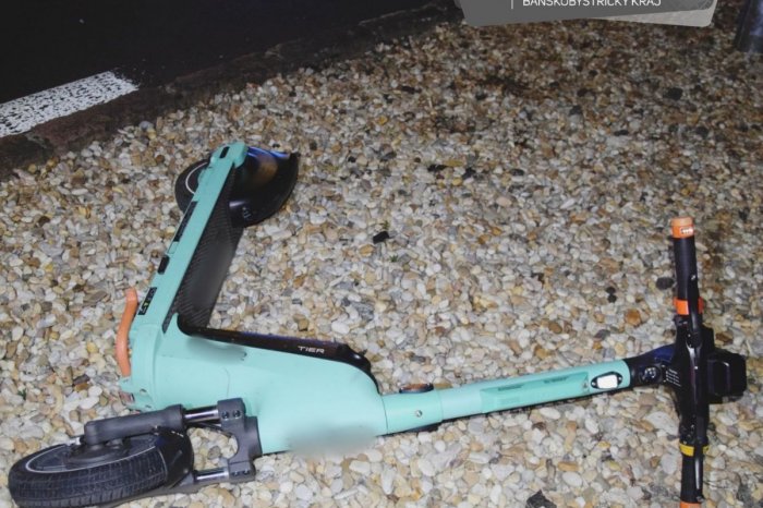 Ilustračný obrázok k článku Kolobežka VRAZILA do auta na hlavnej: OPITÍ boli kolobežkár aj spolujazdkyňa, FOTO