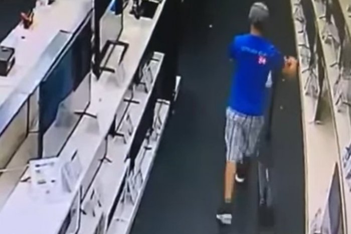 Ilustračný obrázok k článku Prišiel pešo, odišiel s elektrokolobežkou: Polícia vyšetruje KRÁDEŽ v predajni s elektronikou