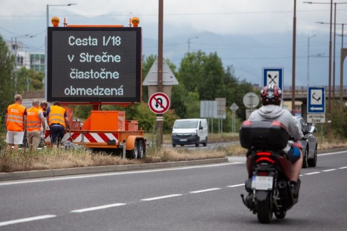 Ilustračný obrázok k článku Pre KOLAPS pod Strečnom dočasne ZMIERNIA dopravné obmedzenia