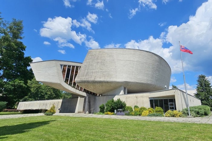 Ilustračný obrázok k článku Vodiči, na toto si dajte POZOR! Vjazd do areálu Pamätníka SNP na jeden deň UZAVRÚ