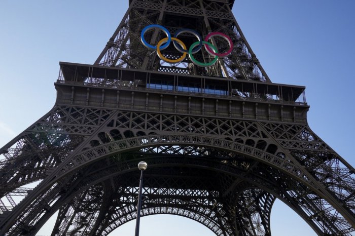 Ilustračný obrázok k článku Poplach v Paríži, pred koncom olympiády evakuovali Eiffelovku: Liezol po nej polonahý muž