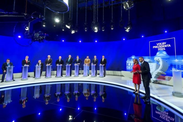 Ilustračný obrázok k článku Čistky v STVR pokračujú: Makara a Jančkárová končia v O 5 minút 12. Odchody avizujú ďalší