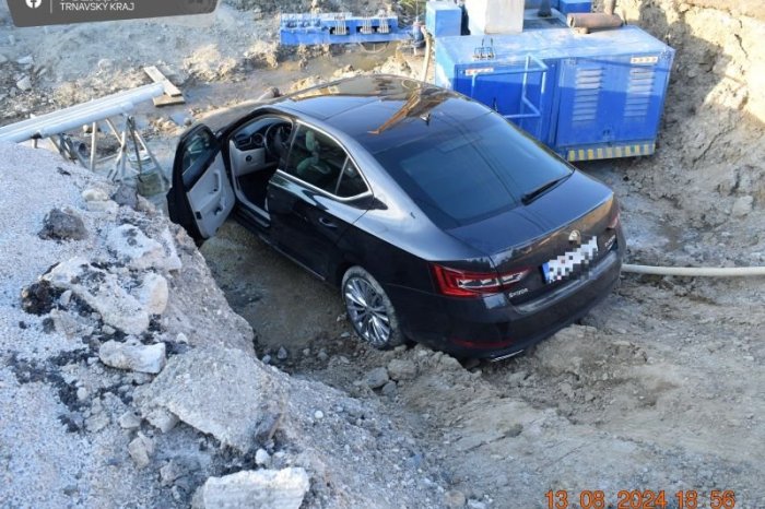 Ilustračný obrázok k článku KURIÓZNA nehoda pri Trnave: Vodič prerazil plot a skončil v stavebnej JAME