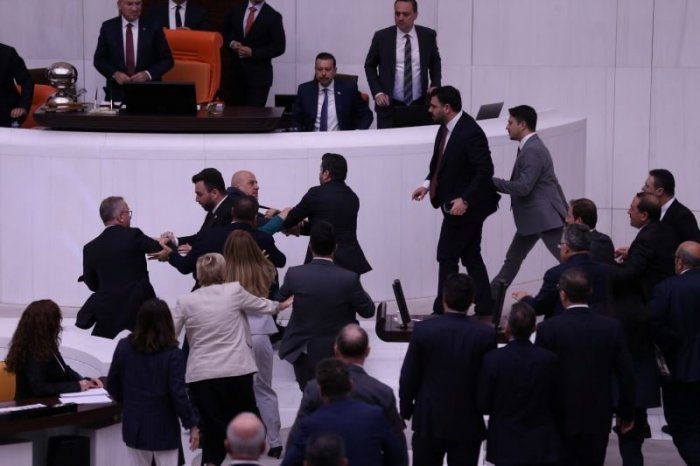 Ilustračný obrázok k článku VIDEO: V tureckom parlamente vypukla BITKA, poslanec spadol z rečníckej plošiny na zem