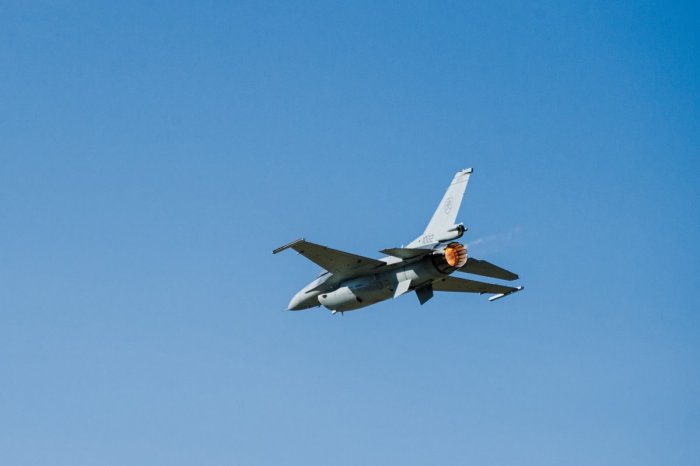 Ilustračný obrázok k článku Bizarné rozuzlenie: Za pád omietky v ambulancii v Trnave môže prelet stíhačky F-16