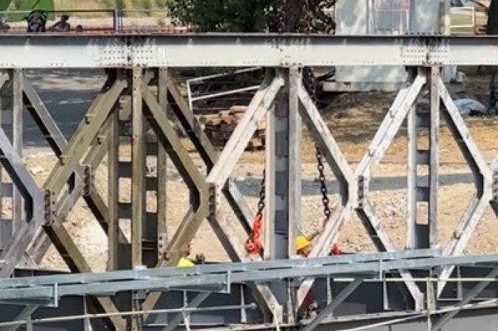 Ilustračný obrázok k článku VIDEO Na dočasné premostenie pri moste na Hradskej osadili oceľový základ
