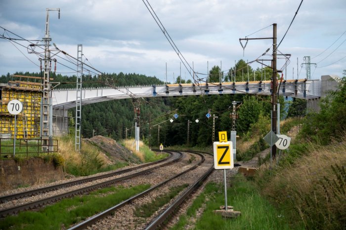 Ilustračný obrázok k článku Na trati zo Štrby na Štrbské Pleso platí výluka až do ODVOLANIA: Vlaky nahradili autobusy