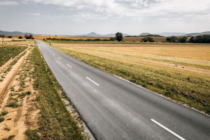 Ilustračný obrázok k článku Žiaden tankodrom, ale nový koberec už aj v okrese Sabinov: Pri Jarovniciach majú novú cestu