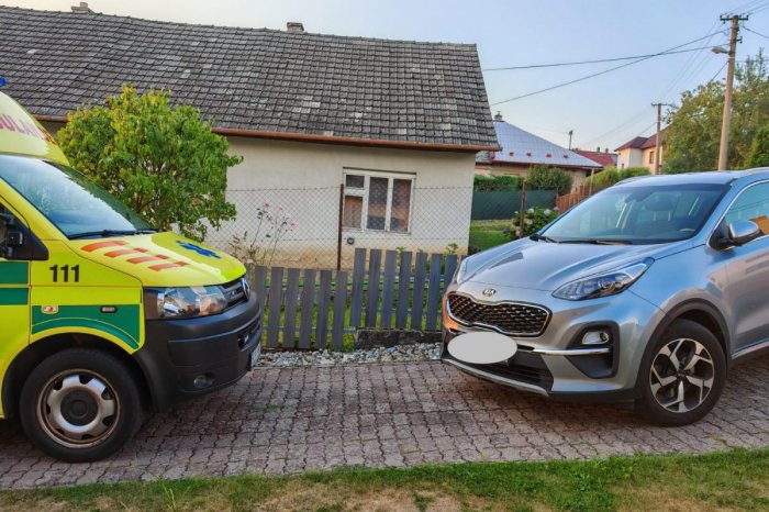 Ilustračný obrázok k článku ŠIALENÉ! Žene (†78) zlyhávalo srdce, sused ZABLOKOVAL sanitku! Tu nemáte čo stáť, kričal