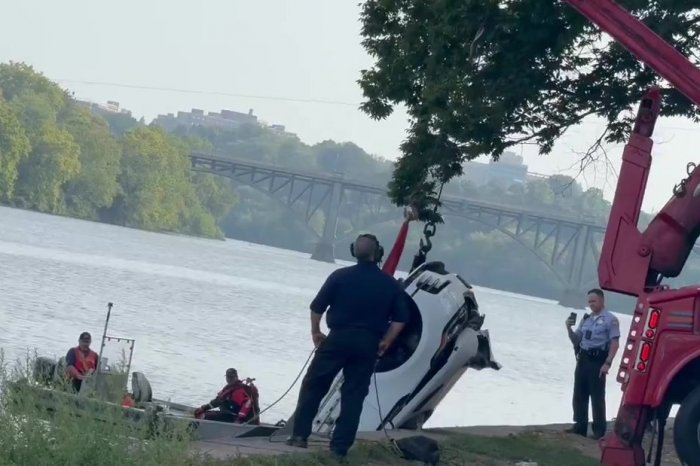 Ilustračný obrázok k článku KURIOZITA DŇA: Pár sa oddával INTÍMNOSTIAM v aute, zavadili o radiacu páku a skončili v rieke