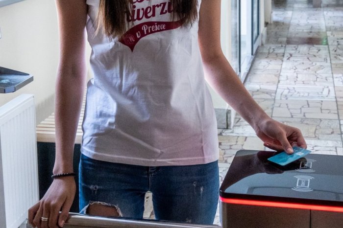 Ilustračný obrázok k článku V Prešove bol PROBLÉM so vstupom cez turnikety: Univerzita sa ospravedlnila za omeškanie