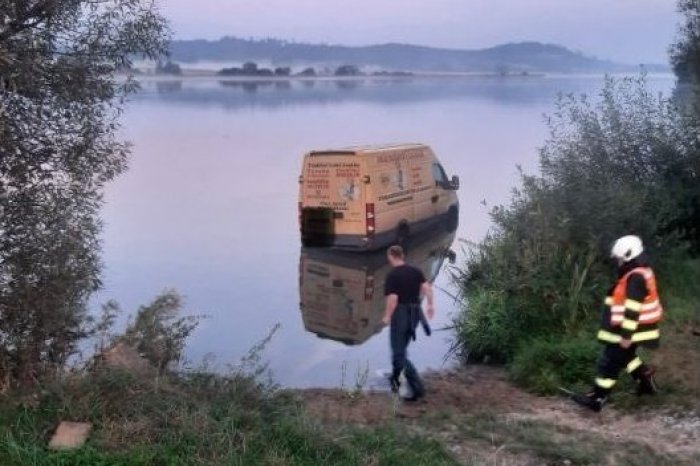 Ilustračný obrázok k článku TRAGICKÁ nehoda: Dodávka zišla do rybníka, vodička NEPREŽILA