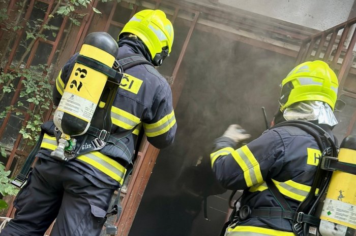 Ilustračný obrázok k článku Hasiči sa blysli v úlohe ZÁCHRANÁROV: Pacienta oživovali s DEFIBRILÁTOROM