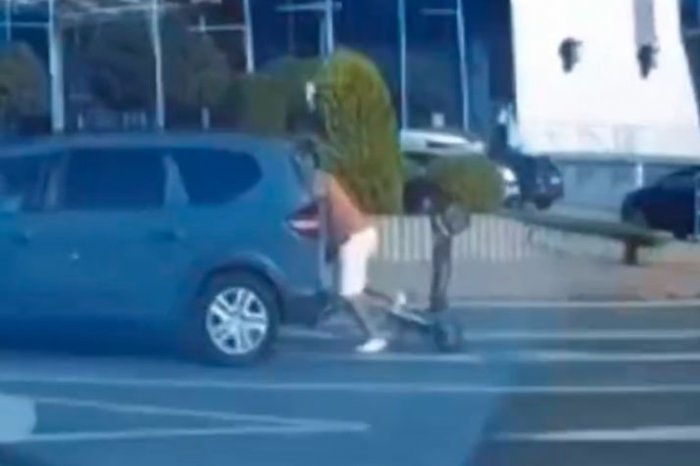 Ilustračný obrázok k článku Jazda KOLOBEŽKÁRA skončila na zadnom skle: KURIÓZNU nehodu zachytilo VIDEO