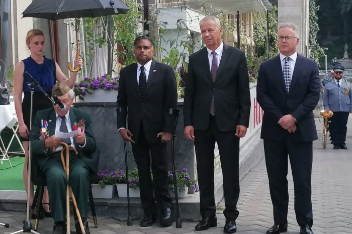 Ilustračný obrázok k článku POCTA britským a americkým hrdinom v SNP: V srdci Slovenska dostali pamätnú tabuľu, FOTO