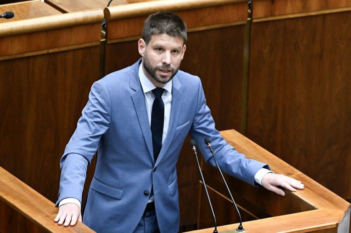 Ilustračný obrázok k článku Štipľavý odkaz Šimečku počas odvolávania: Pán premiér, som ten, ktorý vás vo voľbách porazí