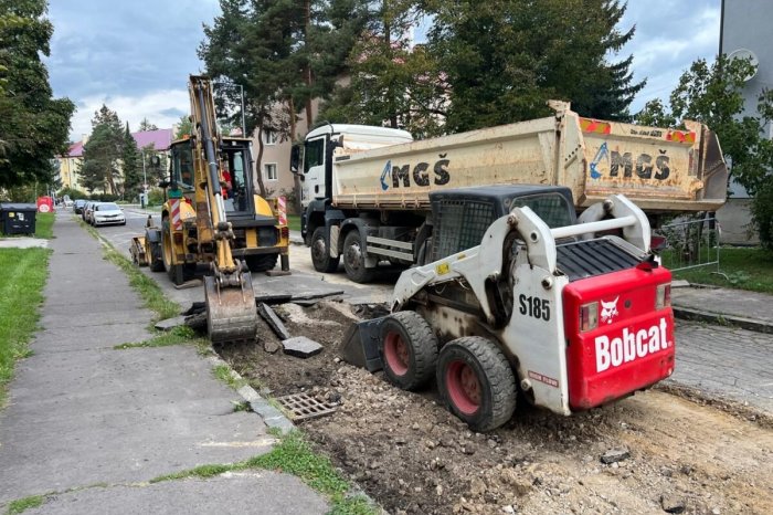 Ilustračný obrázok k článku Ulica na Uhlisku prechádza REKONŠTRUKCIOU: Prinesie aj LEGÁLNE parkovacie miesta, FOTO