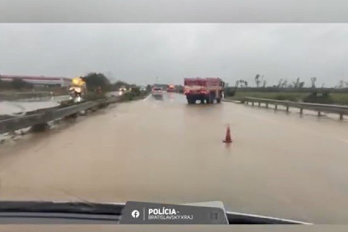 Ilustračný obrázok k článku Diaľnica D2 pri výjazde na Zohor z Bratislavy je ZAPLAVENÁ