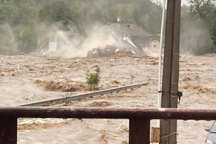 Ilustračný obrázok k článku Povodňová APOKALYPSA: V Česku a Poľsku sa pretrhla protipovodňová hrádza. PADAJÚ prvé domy!