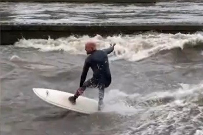 Ilustračný obrázok k článku KURIOZITA DŇA: Kaskadér v Prahe hazardoval so životom, ZASURFOVAL si v rozbúrenej Vltave