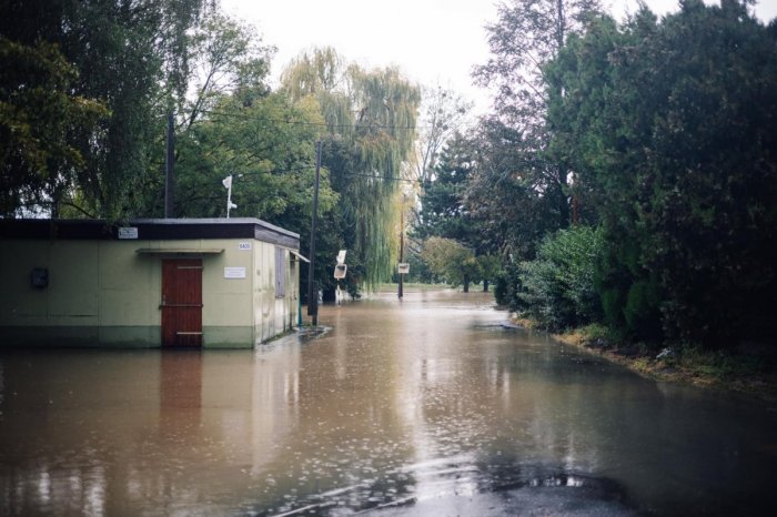 Ilustračný obrázok k článku Devínska Nová Ves preventívne VARUJE obyvateľov jednej z ulíc: Pripravte sa na možnú EVAKUÁCIU