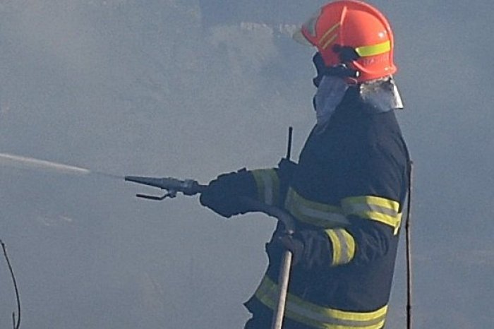 Ilustračný obrázok k článku ŠOK pre hasiča počas zásahu v osade na Spiši: Len čo zložil prilbu, dostal kameňom do hlavy!