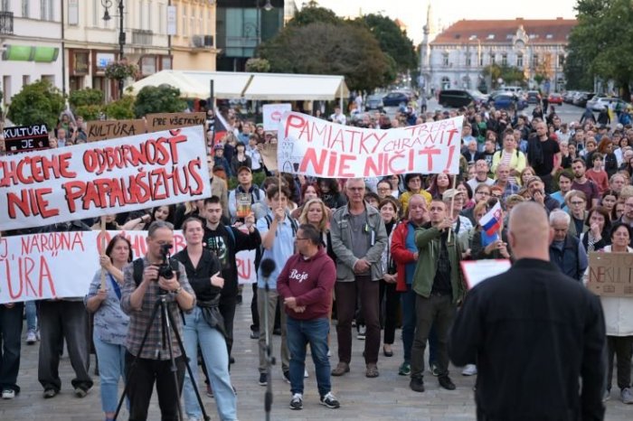 Ilustračný obrázok k článku Vo viacerých mestách ľudia PROTESTOVALI proti krokom vedenia ministerstva kultúry