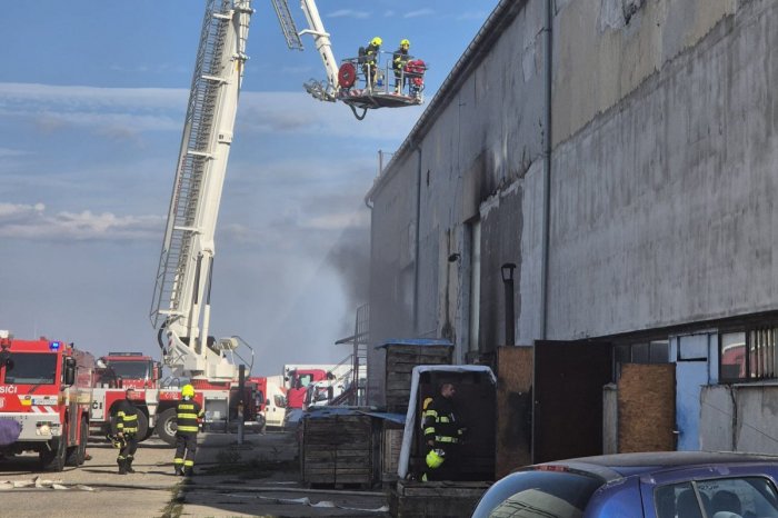Ilustračný obrázok k článku Hasiči v akcii: HORELA skladovacia hala! Všetko monitoroval dron, FOTO