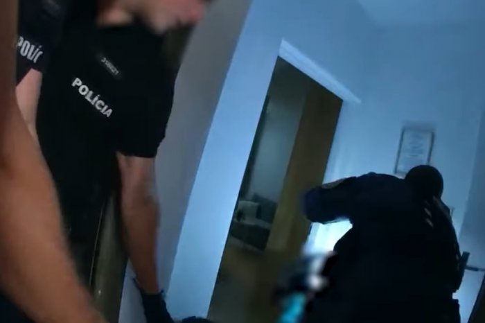 Ilustračný obrázok k článku Majiteľ cez kameru videl, že je u neho v byte ZLODEJ: Polícia zverejnila VIDEO zo zásahu