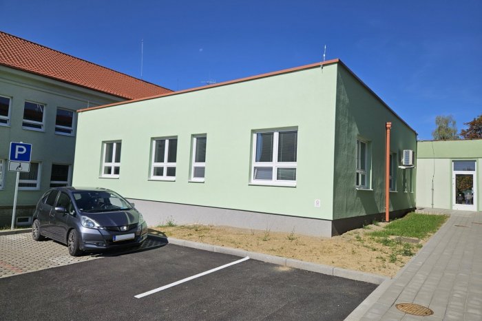 Ilustračný obrázok k článku Aké oddelenia tam sú? K poliklinike v Sabinove pristavili po 34 rokoch dve NOVÉ ambulancie