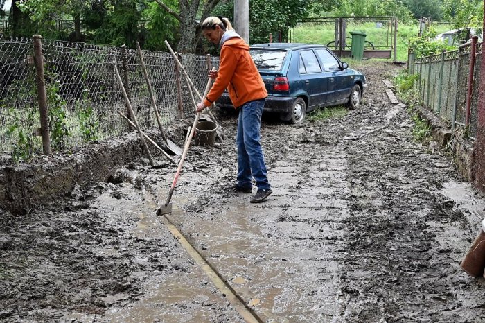 Ilustračný obrázok k článku BLATO na pozemkoch aj v domoch: Devín hľadá DOBROVOĽNÍKOV na odstraňovanie následkov povodne