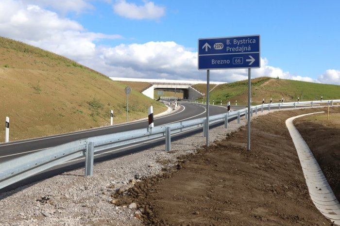 Ilustračný obrázok k článku Cesta Horehroním je BEZPEČNEJŠIA: Vodičom OTVORILI novú mimoúrovňovú križovatku, FOTO