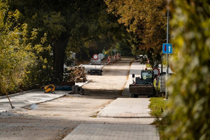 Ilustračný obrázok k článku Práce na Ulici Kornela Mahra potrvajú najneskôr do konca októbra: ČO spôsobilo zdržanie?