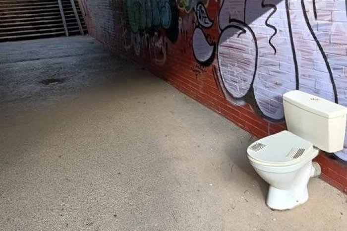 Ilustračný obrázok k článku Košičanov pobavila fotka z podchodu: PRÍLIŠ verejné WC!