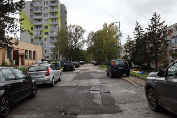 Ilustračný obrázok k článku Chystá sa modernizácia: Hlohovec pripravuje nové parkovacie miesta na TEJTO ulici