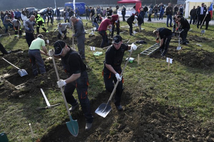 Ilustračný obrázok k článku TOTO len tak NEUVIDÍTE: Zažijeme SÚŤAŽ v kopaní HROBOV a k tomu NEVŠEDNÝ sprievod