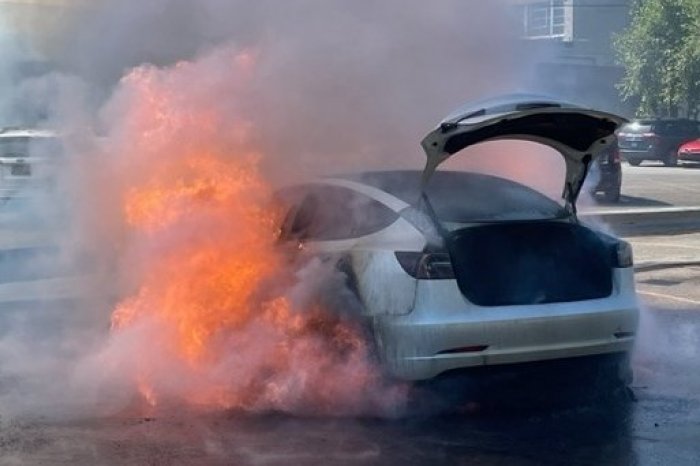 Ilustračný obrázok k článku Tesla narazila do dopravných značiek a začala HORIEŤ: V plameňoch ZOMRELI štyria ľudia