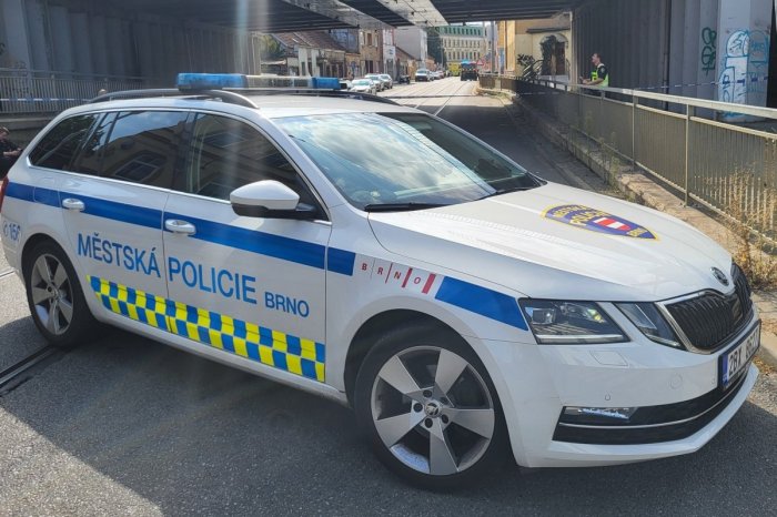 Ilustračný obrázok k článku HOROROVÁ scéna priamo pred radnicou: Muž si PODREZÁVAL krk, potom sa BODOL do brucha!