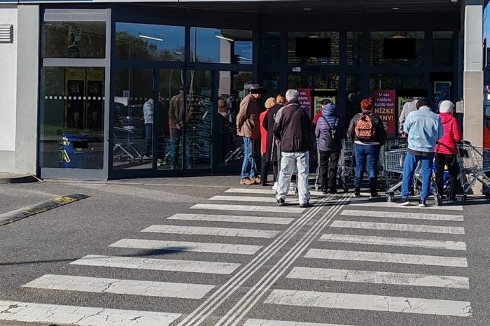 Ilustračný obrázok k článku Čo sa stalo? Zákazníci tam stáli zbytočne, supermarket v Poprade bol opätovne zatvorený