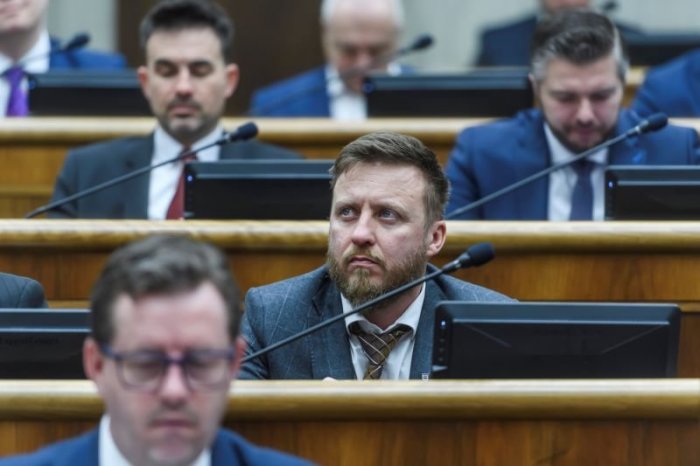 Ilustračný obrázok k článku ÚČET za Kotlárovu dezinfosprávu: 50-tisíc eur k platu vyhodených do LUFTU a limuzína, tvrdí PS