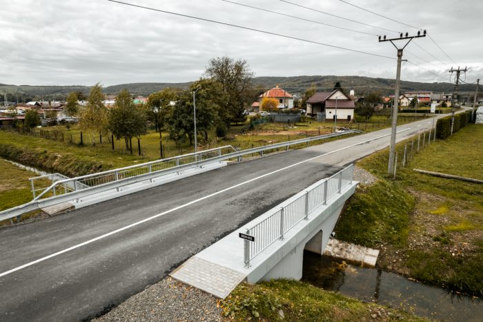 Ilustračný obrázok k článku Mal takmer 70 rokov: Staručký most v Malej Domaši je konečne minulosťou a vznikol NOVÝ