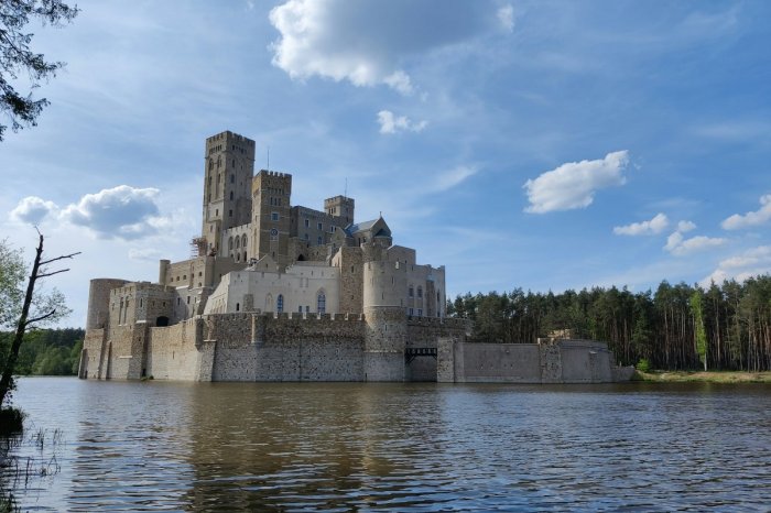 Ilustračný obrázok k článku FOTO: U susedov vyrástol rozprávkový ZÁMOK na umelom ostrove. Je zahalený rúškom TAJOMSTVA!