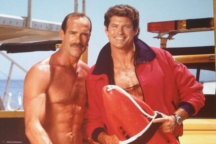 Ilustračný obrázok k článku Smrť herca z Baywatchu zasiahla aj jeho kolegov! ZACHRÁNIL mi život, spomína Hasselhoff