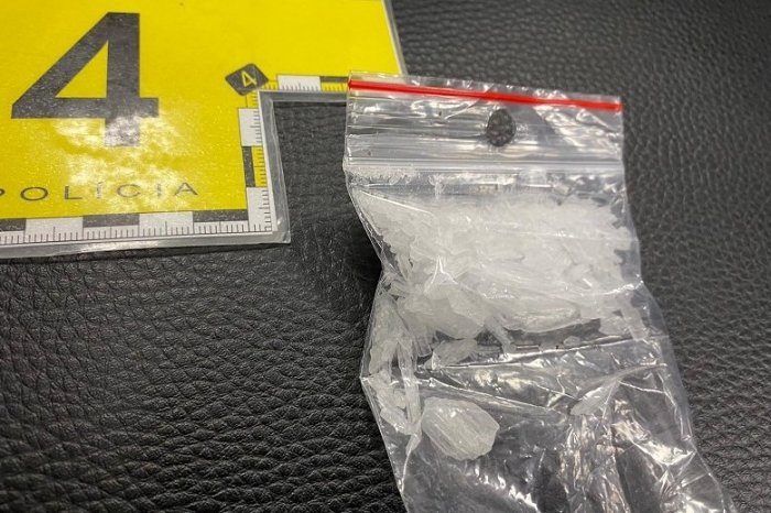 Ilustračný obrázok k článku Zvláštnosti na 17. novembra: Muž pod vplyvom drog z okna kričal, že potrebuje pomoc