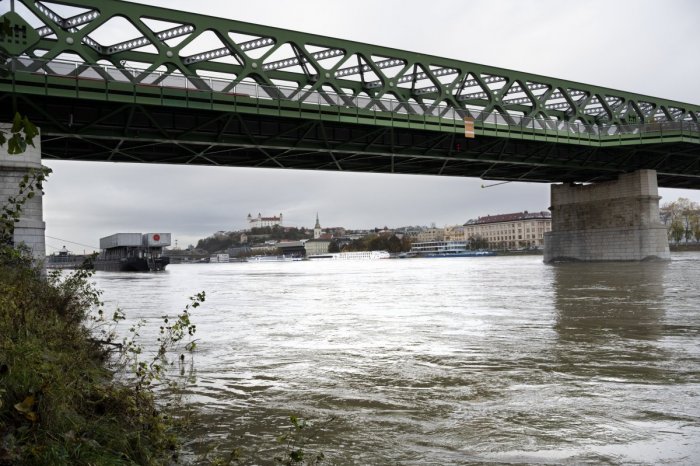 Ilustračný obrázok k článku Tragédia po skoku z mosta: Muža z Dunaja vytiahli, oživiť sa ho už však nepodarilo