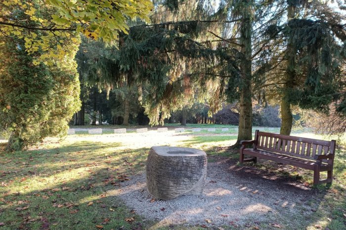 Ilustračný obrázok k článku Aké budú DUŠIČKY v Záhrade spomienok? Spomínať sa bude na tradičnej SLÁVNOSTI