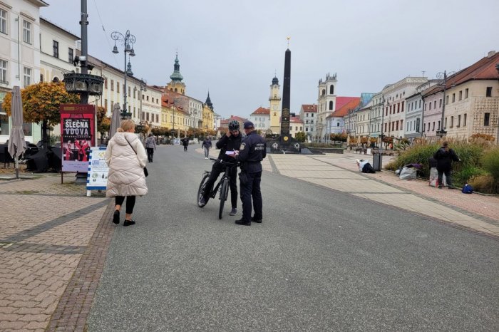 Ilustračný obrázok k článku Na pešej zóne sa SPRÍSNILI pravidlá: Spozornieť musia vodiči aj kolobežkári